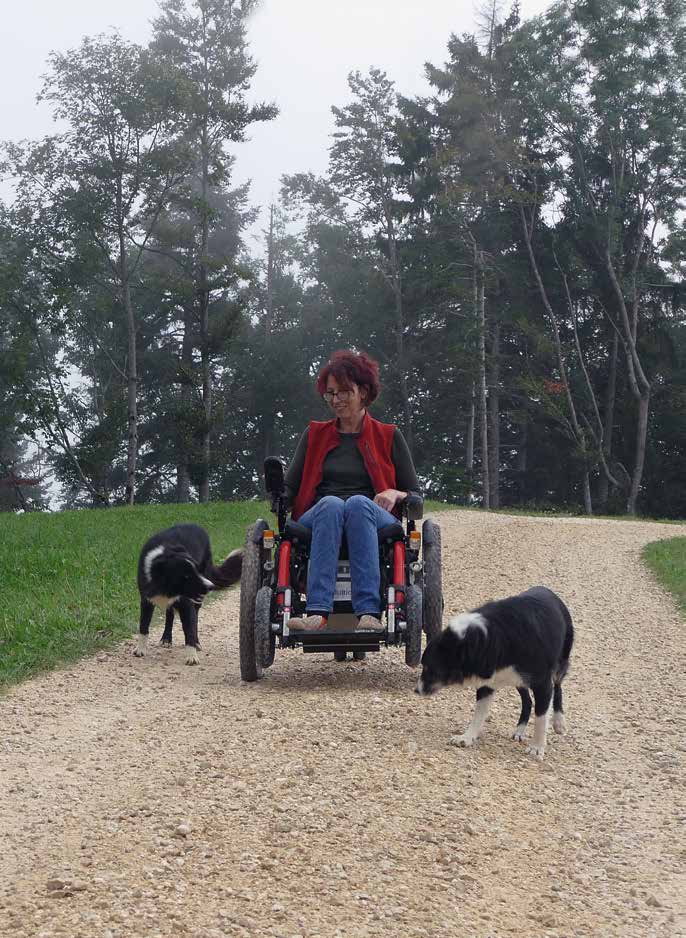 Voglio continuare ad aiutare nella fattoria - La FSCMA – La tua consulente e fornitrice di servizi indipendente per mezzi ausiliari in Svizzera 1