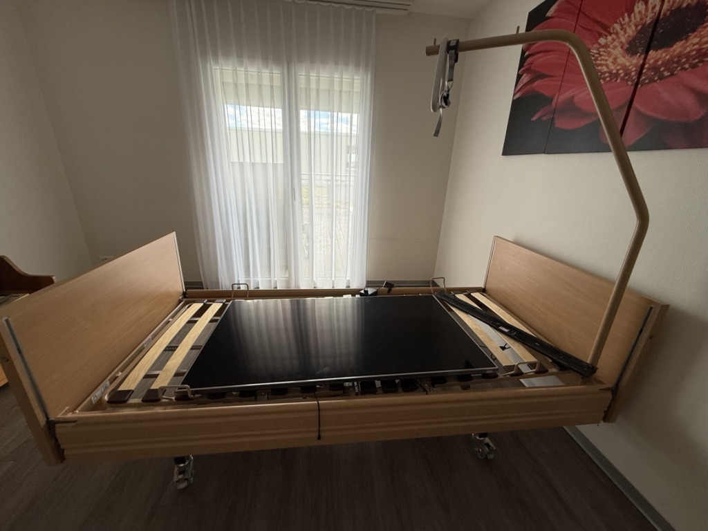 Pfle­ge­bet­ten, Matrat­zen und Zube­hör – Bett elek­tro­nisch Burmaier