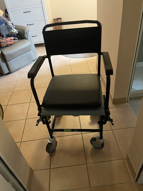 Toi­let­ten­stüh­le – Toi­let­ten­stuhl 139 Pro Senectute