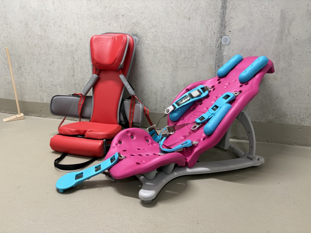 Hilfs­mit­tel für Kin­der – Fire­fly Splas­hy und Go to&nbsp;Seat